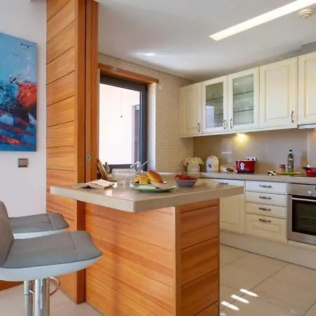 Sleeps 6 With Pool Air Con And Wifi Apartment